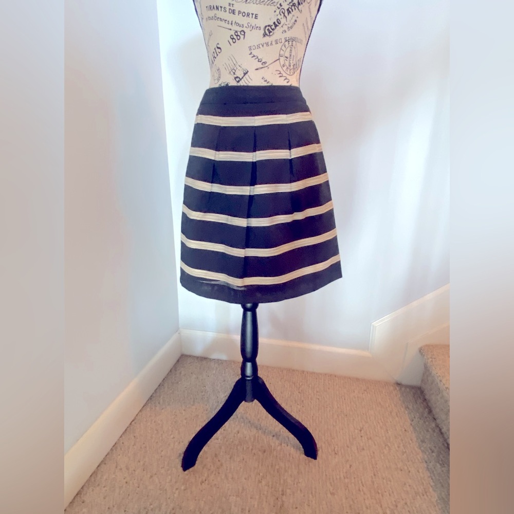 LOFT Navy & Cream striped pleated skirt. Sz 8P